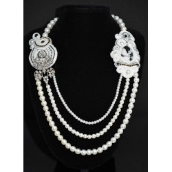 Collier en perles blanches et médaillons de cotés en soutaches