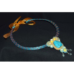 Collier en wire wrapping et soutache