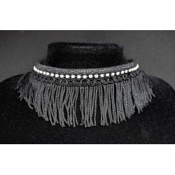 Collier aux galons à frange, gros cordon et strass
