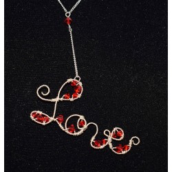 Collier en wire wrapping  «love» , swarovski rouge