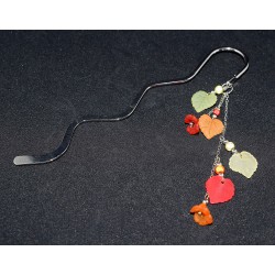 Marque page en métal et fleurs en résine