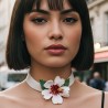 Collier ras du coup hibiscus perlé - chic et sophistiqué