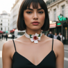 Collier ras du coup hibiscus perlé - chic et sophistiqué