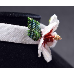 Collier ras du coup hibiscus perlé - chic et sophistiqué