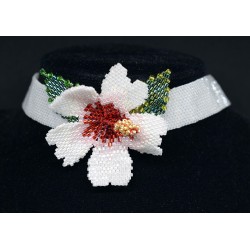 Collier ras du coup hibiscus perlé - chic et sophistiqué