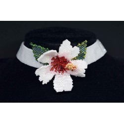 Collier ras du coup hibiscus perlé - chic et sophistiqué