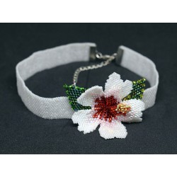 Collier ras du coup hibiscus perlé - chic et sophistiqué