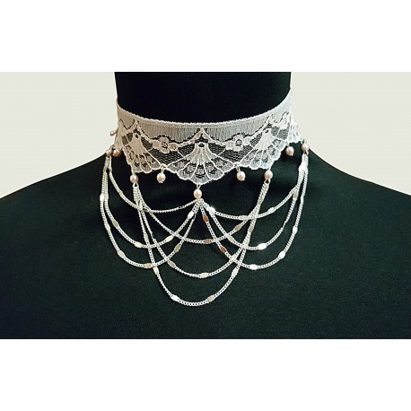 Collier en dentelle noire et dorée