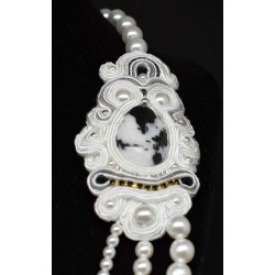 Collier perlé et soutache - Raffinement et élégance