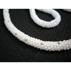 Collier et boucles d'oreille en perles - chic et raffiné