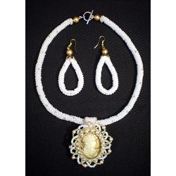 Collier et boucles d'oreille en perles - chic et raffiné