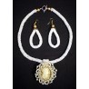 Collier et boucles d'oreille en perles - chic et raffiné