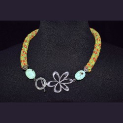 Collier floral perlé raffiné