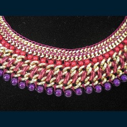 Collier ras du cou Plastron perlé aux chaines dorées