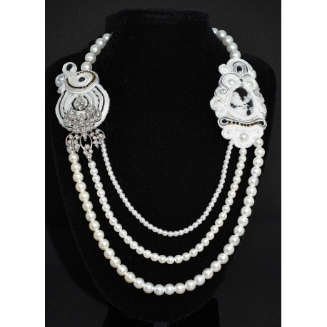 Collier en perles blanches et médaillons de cotés en soutaches
