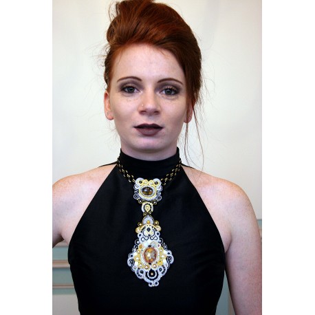 Cravate en soutache dorée, noire, blanche et argentée