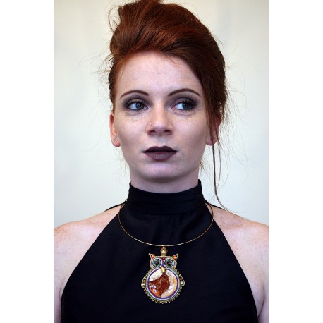 Collier en perles blanches et médaillons de cotés en soutaches