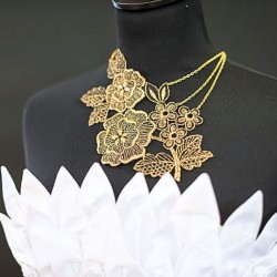 Collier dentelle florale noire et dorée - élégance et raffinement