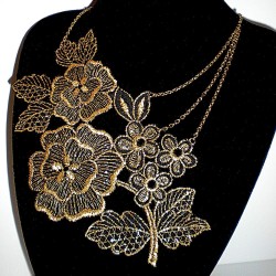 Collier dentelle florale noire et dorée - élégance et raffinement
