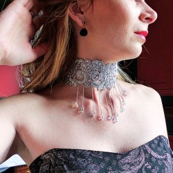 Collier dentelle argentée ras du cou