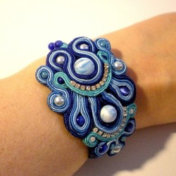 Bracelet perlé en soutache bohème chic bleuté