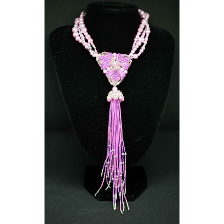 Collier cravate et pompon