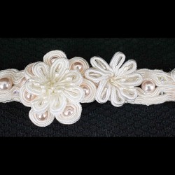 Bracelet floral perlé en soutache bohème chic blanc