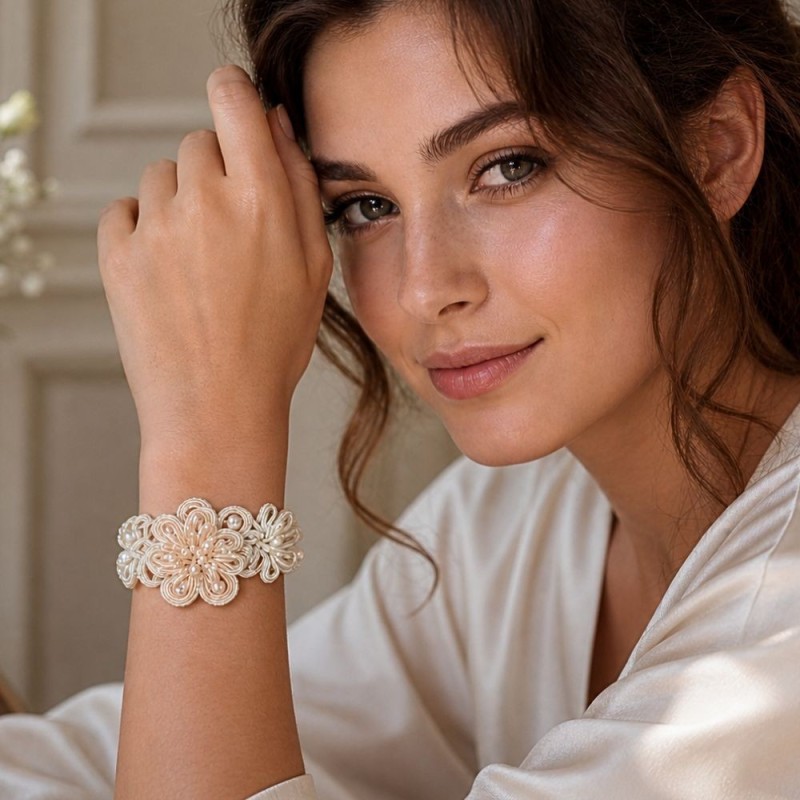 Bracelet floral perlé en soutache bohème chic blanc