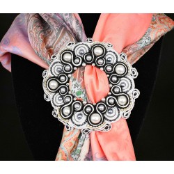 Boucle de foulard en soutache noire et blanche bohème chic