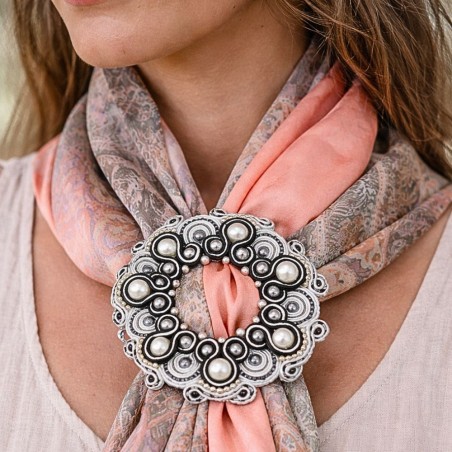 Boucle de foulard en soutache noire et blanche bohème chic