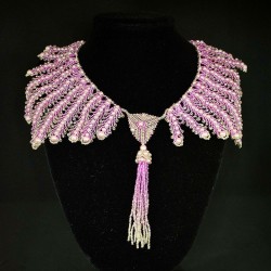 Bijou col cravate perlé - chic et sophistiqué