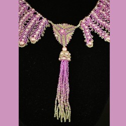 Bijou col cravate perlé - chic et sophistiqué