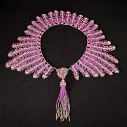 Bijou col cravate perlé - chic et sophistiqué