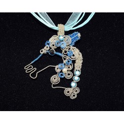 Collier bohème chic cheval bleu en wire wrapping