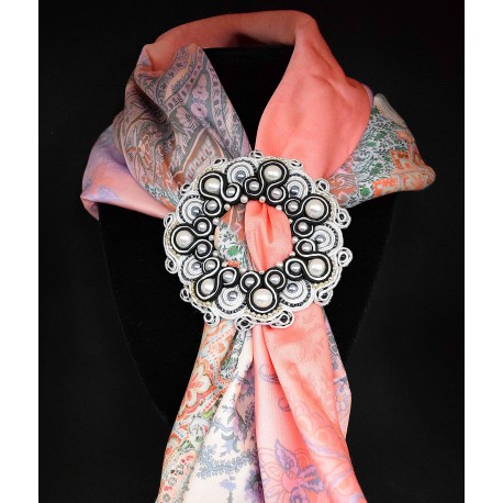 Boucle de foulard en soutache et perle