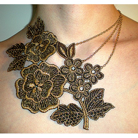 Collier en dentelle noire et dorée