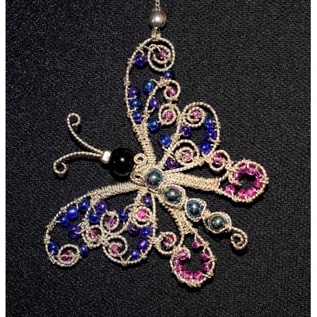 Collier en wire wrapping au papillon