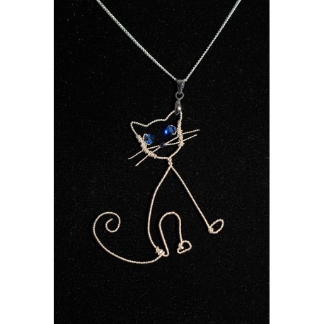Collier en wire wrapping «chat aux yeux bleus»