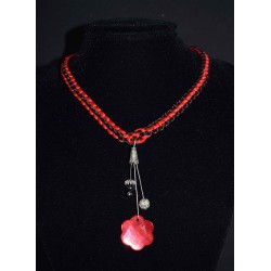 Collier en noeuds chinois et breloques