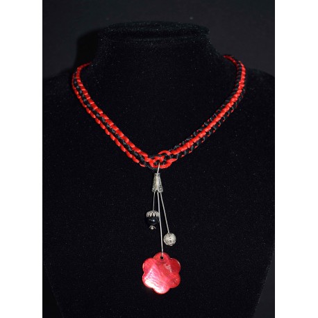 Collier en noeuds chinois et breloques